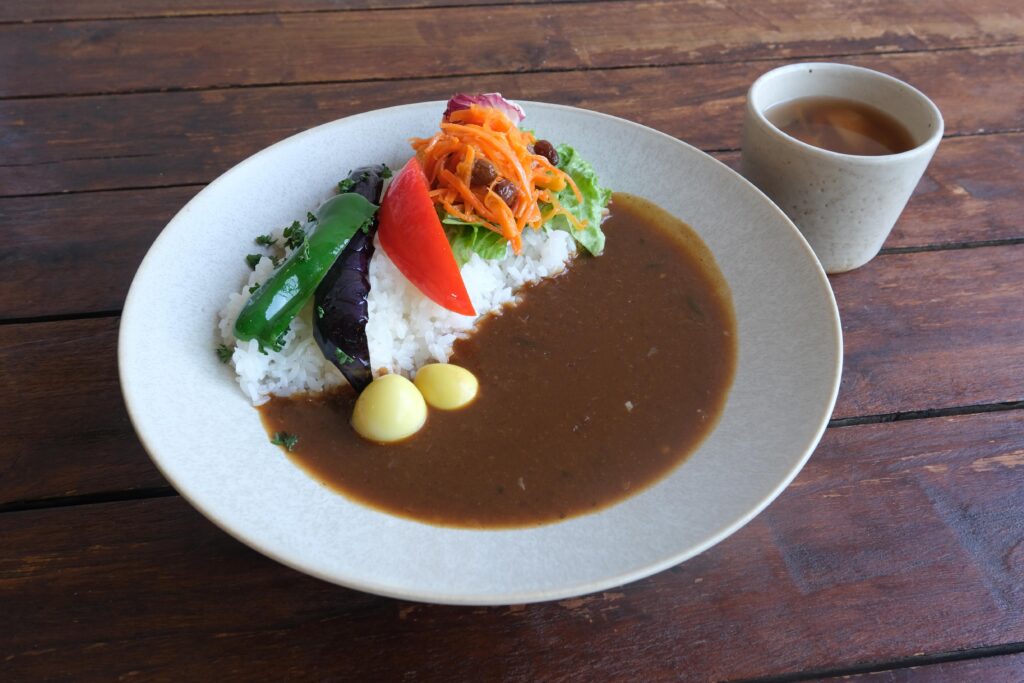 地場野菜を日替わりで使用したカレーが人気！