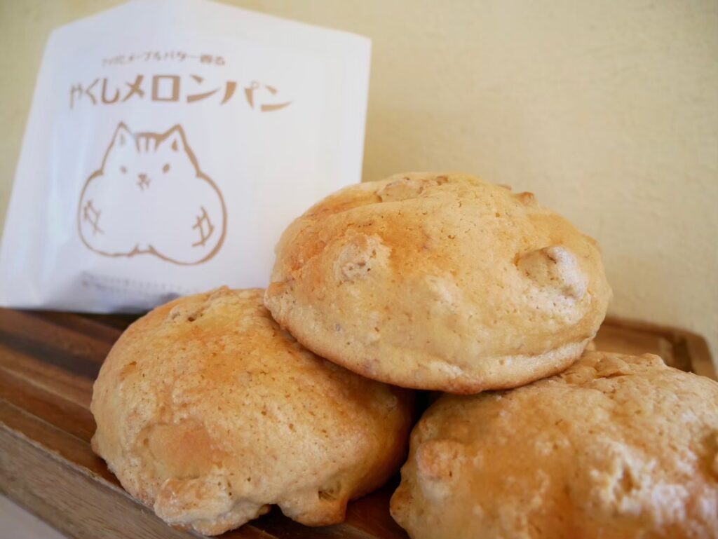 芝生で頬張るやくしメロンパン♪