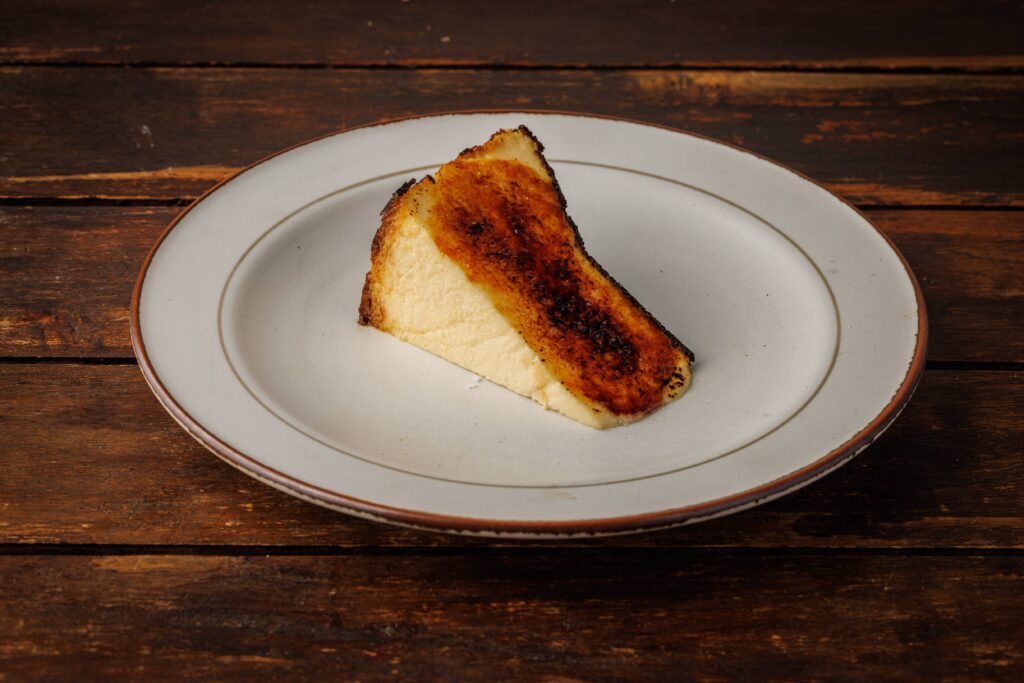 スプーンですくう、サンセバスチャンチーズケーキ