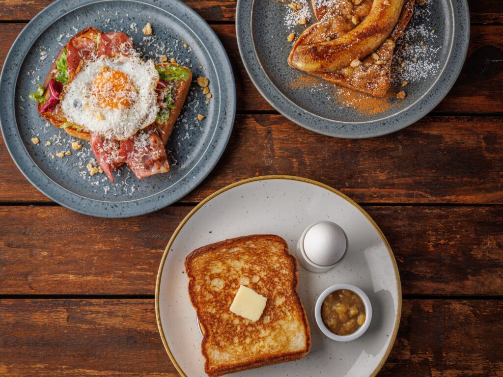 早起きした朝に、美味しいトーストはいかがですか⁡