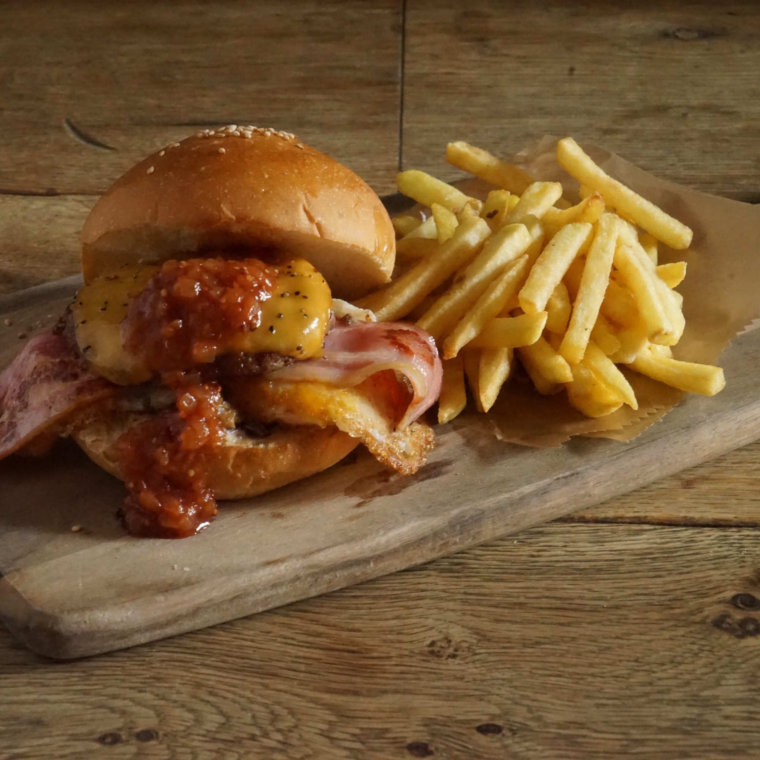 店内でもテイクアウトでも人気のハンバーガー