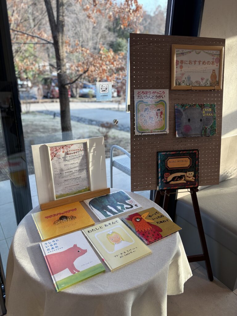 ライブラリー棟では春の本を紹介しています♪